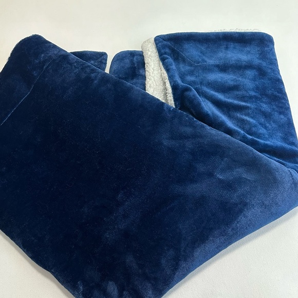 Sochow Navy Fleece and Sherpa Throw Blanket - Picture 2 of 6
